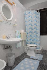 een badkamer met een toilet en een wastafel bij Rooms with a parking space Trsteno, Dubrovnik - 8595 in Trsteno