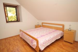 een kleine slaapkamer met een bed en een raam bij Rooms with a parking space Trsteno, Dubrovnik - 8595 in Trsteno