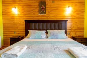 ein Schlafzimmer mit einem Bett in einer Holzwand in der Unterkunft Casa Lucy in Puerto Natales