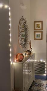 Pokój z lustrem i szafką z lampkami w obiekcie Le Stanze sul Mare w mieście Portoferraio