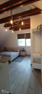 um quarto grande com uma cama e uma janela grande em Pferdeparadies Calm River Ranch em Wedemark