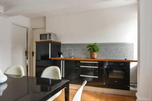 Kuchyňa alebo kuchynka v ubytovaní Appartement Pierre-Paul - Welkeys + 4 fotografie