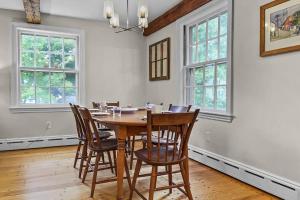 馬培黑德的住宿－Hollyhock House，一间带木桌和椅子的用餐室