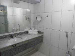 Um banheiro em Hotel Nacional Inn Campinas Trevo