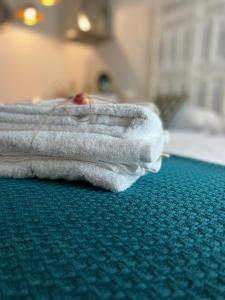 una pila de toallas sentadas en una alfombra verde en VARELA 30 Apartamentos, en Málaga