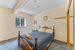 a bedroom with a bed and a window at House Of Serenity in East Wenatchee