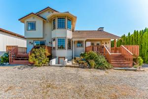 a large house with a large driveway at House Of Serenity in East Wenatchee