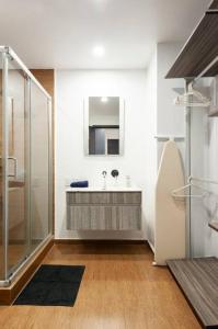 W łazience znajduje się umywalka i lustro. w obiekcie 600 sq ft in trendy area, 150 BPS fiber optic w mieście Meksyk
