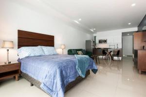 1 dormitorio con 1 cama grande y cocina en 600 sq ft in trendy area, 150 BPS fiber optic, en Ciudad de México