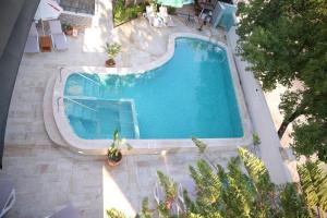 uma vista superior de uma piscina em Villa Verdi em Dalyan