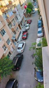 un grupo de coches estacionados en una calle con edificios en Vault of istanbul en Estambul