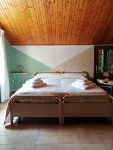 a bed in a room with a wooden ceiling at Casa alla Costa in Mormanno
