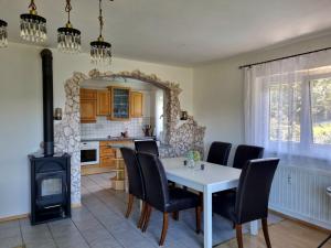 y cocina con mesa, sillas y fogones. en Lovely spacious Apartment-80m2-OLD STYLE-tourist area, en Rauth