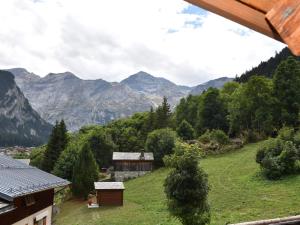 Ein allgemeiner Bergblick oder ein Berglick von des Chalets aus