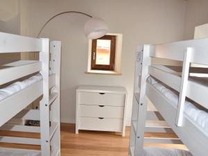 Кровать или кровати в номере Charmante Maison de Village Rénovée - Près de Pralognan-La-Vanoise, 10 Pers, 3 Niveaux, Balcon Sud - FR-1-464-203 +11 фотографий