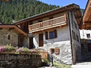 Chalet Pralognan-la-Vanoise, 5 pièces, 10 personnes - FR-1-464-203 في برالونيان-لا-فانواز: بيت فيه بلكونه جانبيه