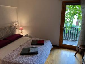 Schlafzimmer mit einem Bett und einem Fenster mit einem Balkon in der Unterkunft Chalet Blanc "Le Flocon" in Courmayeur
