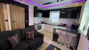 Kuchyň nebo kuchyňský kout v ubytování #5 TGHA Luxury One Bedroom Apartment in Athlone
