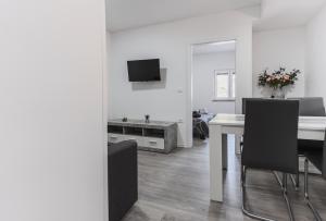 Telewizja i/lub zestaw kina domowego w obiekcie Apartments Marancin