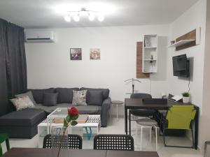 Posezení v ubytování New The Twins Varna Two-Bedroom, Apt 5 at 15 Tsani Ginchev Street, floor 3