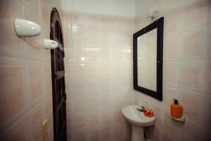 y baño con lavabo y espejo. en Casa Hotel Marbella Beach, en Cartagena de Indias