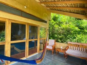 a hammock on the porch of a house at Departamento con vista al mar, Wifi Starlink y AC en Playa San Agustinillo in San Agustinillo +6 photos