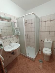 Ένα μπάνιο στο Hotel Holiday