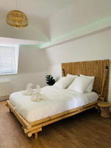 um quarto com uma cama com dois bichos de peluche em BaLille em Lille