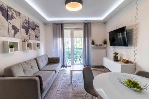 sala de estar con sofá y mesa en FIRST -- Green Żoliborz Apartment 5, en Varsovia