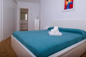 ein Schlafzimmer mit einem Bett und einem Handtuch darauf in der Unterkunft APARTMENT BY THE SEA CALACEITE in Torrox Costa + 34 Fotos