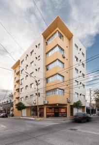 un edificio en una calle con un coche pasando por delante en Studio Pedernera en San Luis