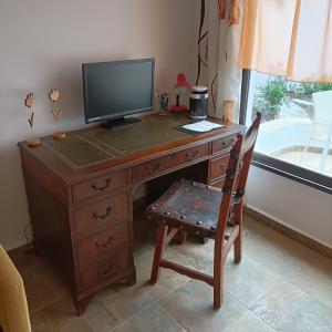 Televízia a/alebo spoločenská miestnosť v ubytovaní Schöne Wohnung in Puerto de la Cruz mit Garten.