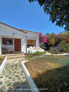 - une vue sur une maison avec une cour dans l'établissement Schöne Wohnung in Puerto de la Cruz mit Garten., à Puerto de la Cruz