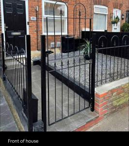 uma cerca preta de ferro forjado em frente a uma casa em Modern Single room for rental in Colchester Town Centre! em Colchester