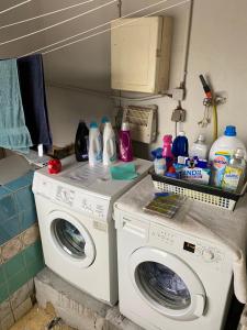 a washing machine and a washer in a kitchen at Palms Zimmer in Frechen