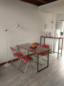 a table and chairs in a room with a kitchen at Loft Salto Chico in Concordia