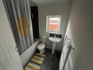 Elle comprend une petite salle de bains pourvue de toilettes et d'une fenêtre. dans l'établissement AMAZING 8 person 4 bedroom and 2 bathroom MEGA house!, à Hull