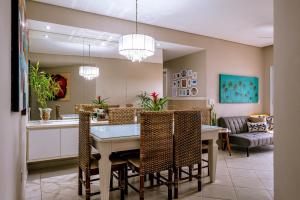 a kitchen and dining room with a table and chairs at VARANDA GOURMET c churrasqueira-3 quartos- Wi-fi in Bertioga