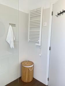 łazienka z prysznicem i drewnianym koszem na śmieci w obiekcie Vacas Felizes Villas - Casa do Badalo w mieście Rabo de Peixe