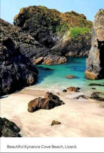 vistas a una playa con rocas y agua azul en Cosy bedroom in Central Cornwall, en Constantine