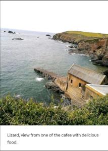 una pequeña casa en el agua junto al océano en Cosy bedroom in Central Cornwall, en Constantine