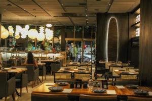 Um restaurante ou outro lugar para comer em Mercure Belo Horizonte Lourdes