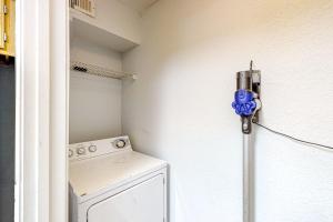 uma pequena lavandaria com máquina de lavar e secar roupa em Indian Lake 317 em Destin