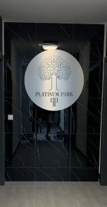 una señal para un parque de plantina en un edificio en Platinum De Lux Apartament en Stargard Szczeciński