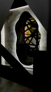 チェトゥマルにあるTürkの円形の窓が備わる暗い部屋の景色