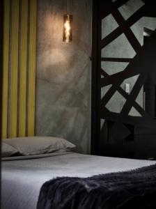 ein Schlafzimmer mit einem Bett und einer Wandlampe in der Unterkunft Türk in Chetumal + 7 Fotos