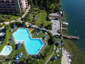 Bazén v ubytování Holiday Suite 304 Residenza Lago di Lugano nebo v jeho okolí