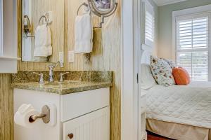 Un baño con lavabo y una cama en una habitación. en Ocean Elegance, en Edisto Beach 42 fotos más