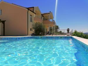 Bazen u ili blizu objekta Villa Scolopax rusticola Skradin with heated pool