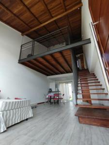 sala de estar con escalera y mesa en Loft Salto Chico, en Concordia